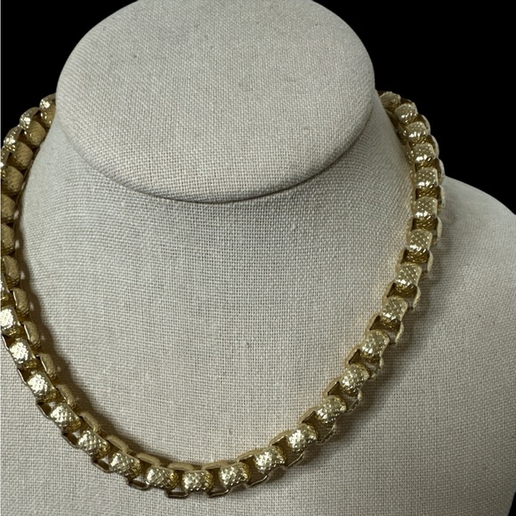 16” Sarah Coventry Goldtone Necklace/Choker. (B-T) - Picture 2 of 5